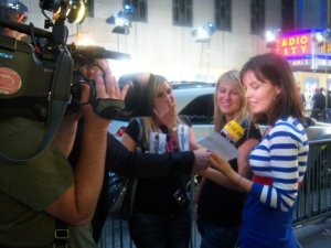 Nicht immer stimmt das, was man vor Kameras so redet – man betrachte nur die Promi-Liebeswelt