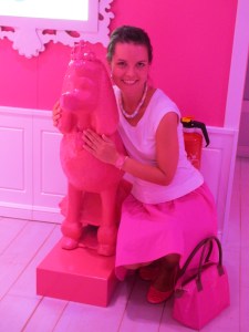 Das ist nur ein Ersatz-Deko-Hund. Barbies wahrer Hund ist kaputt.