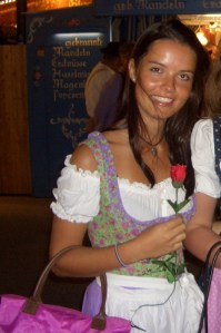 Rose. Dirndl. Früher. Menno.