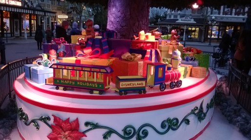 Hübsche Geschenke unter dem Baum. Aber was soll Er kriegen?